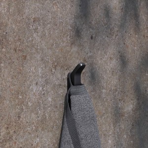 Keuco Handtuchhaken Rose, schwarz-matt, mit Handtuch an einer Wand befestigt.