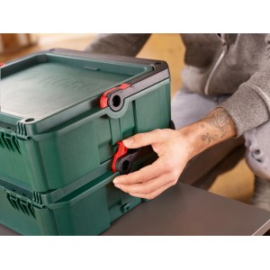 Gestapelte Bosch Systembox S, ein grüner Werkzeugkoffer mit roten Verschlüssen.