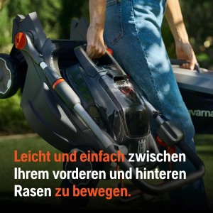 Zusammengeklappter Husqvarna Akku-Rasenmäher Aspire LC34-P4A wird getragen.