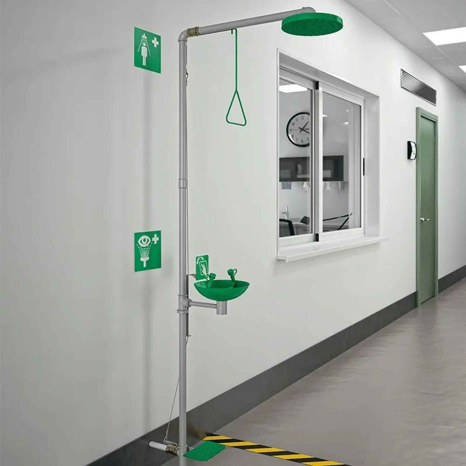Delabie Kombi Sicherheits-Augendusche und Körperdusche auf Säule, stehendes Modell.