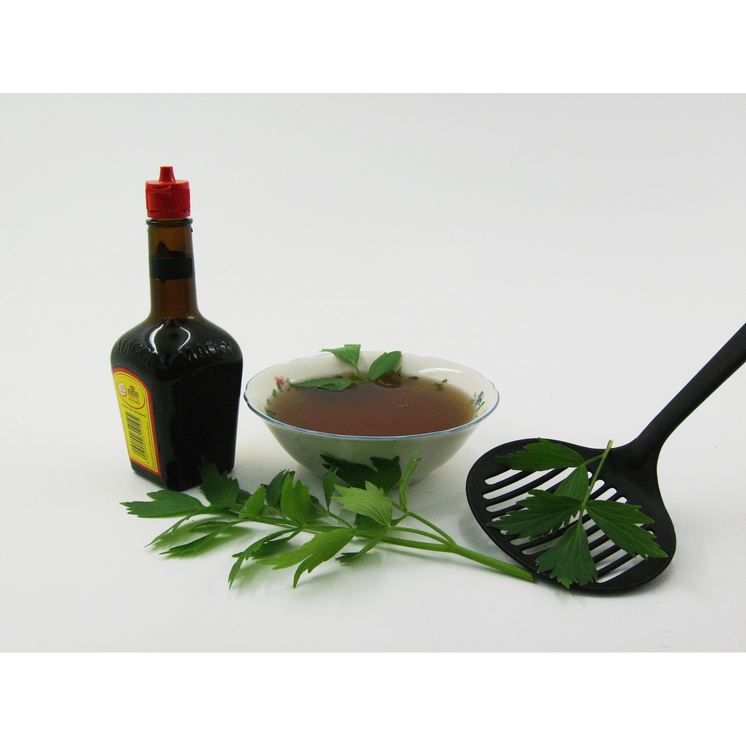 Blu Bio-Liebstöckel mit Suppe, Maggiwürze und Schöpfkelle.