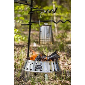 Petromax Perkolator 1,5L aus Edelstahl über Lagerfeuer. Ideal für Kaffee und Tee beim Grillen im Freien.