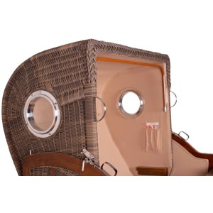 Detailansicht Strandkorb Westerland Mahagoni mit Bullaugen und PE-Geflecht in Grau.