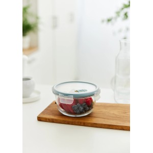 Runde Rotho Kühlschrankdose Nala aus Glas mit grünem Deckel, gefüllt mit Beeren.
