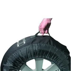 Hand hält schwarzen Polyester Reifenschutz für XL-Reifen. Profi Set für Lagerung und Transport.