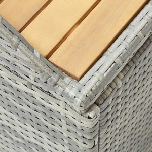 Detailaufnahme: Graue Gartenbank aus Poly Rattan mit Holzlatten. Stauraum für Gartenmöbel.