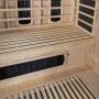 Innenansicht der Artsauna Infrarotkabine Kiruna160 aus Hemlockholz mit Sitzbank und Infrarotstrahler.
