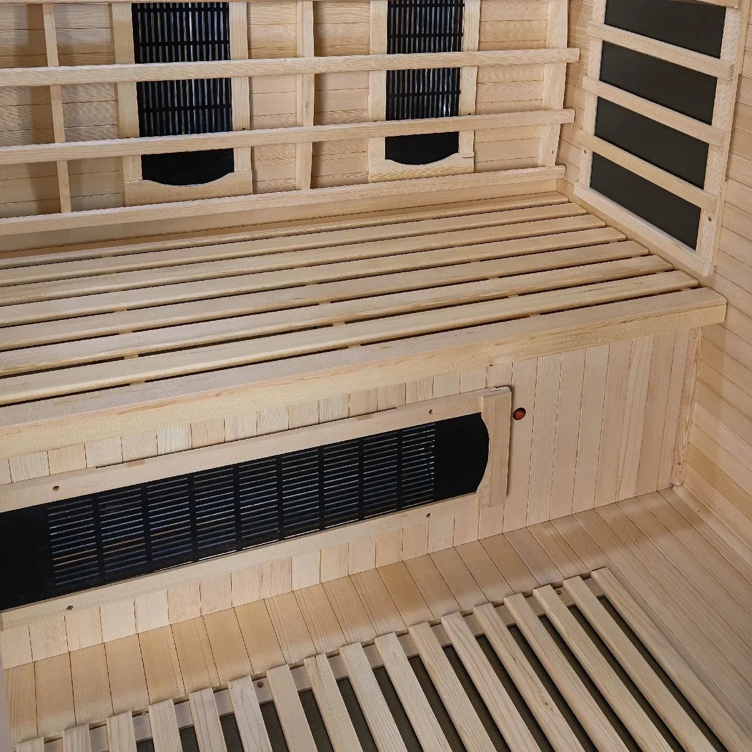 Innenansicht der Artsauna Infrarotkabine Kiruna160 aus Hemlockholz mit Sitzbank und Infrarotstrahler.