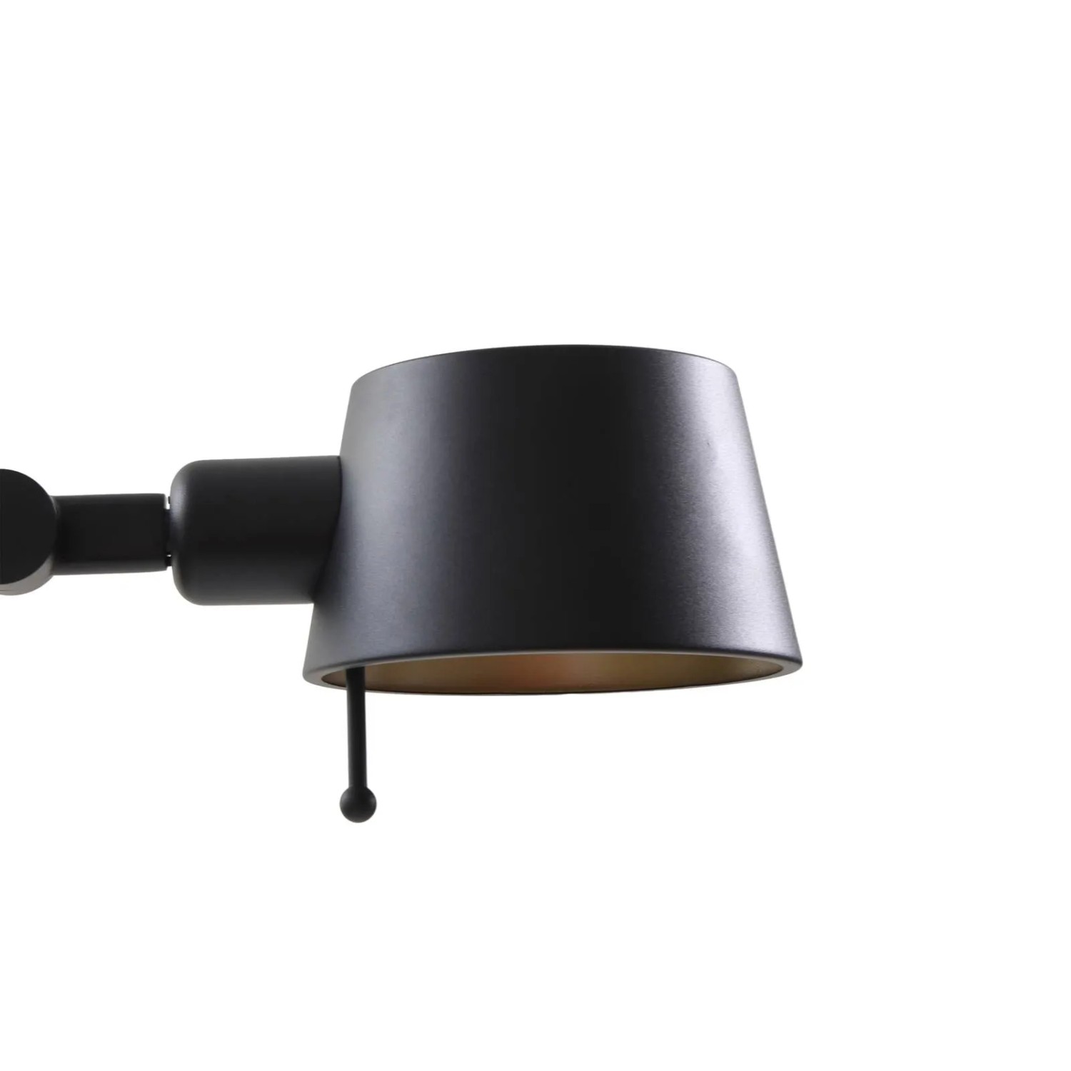 Detailaufnahme: Schwarze Lucande Stehlampe Silka mit goldenem Lampenschirm-Inneren.