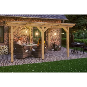 Freistehende Skan Holz Terrassenüberdachung Siena aus Leimholz mit Doppelstegplatten und sitzenden Personen.