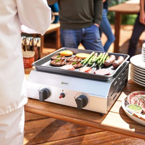 Outsunny Gasgrill aus Edelstahl mit Grillgut wie Burger, Würstchen und Gemüse.