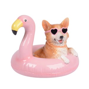 Dekorativer Hund in rosa Flamingo-Schwimmring mit Herz-Sonnenbrille. Lustige Gartendekoration aus Kunstharz.