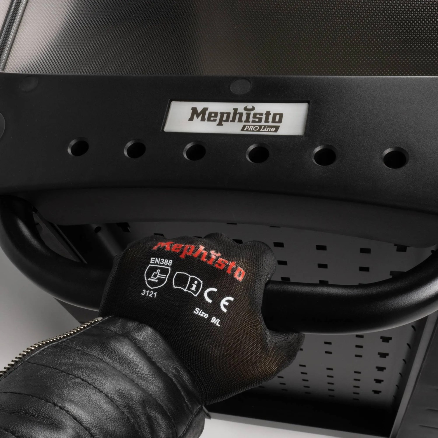 Detailaufnahme: Schwarzer Mephisto Pro-Line Werkzeugwagen mit Hand am Griff.