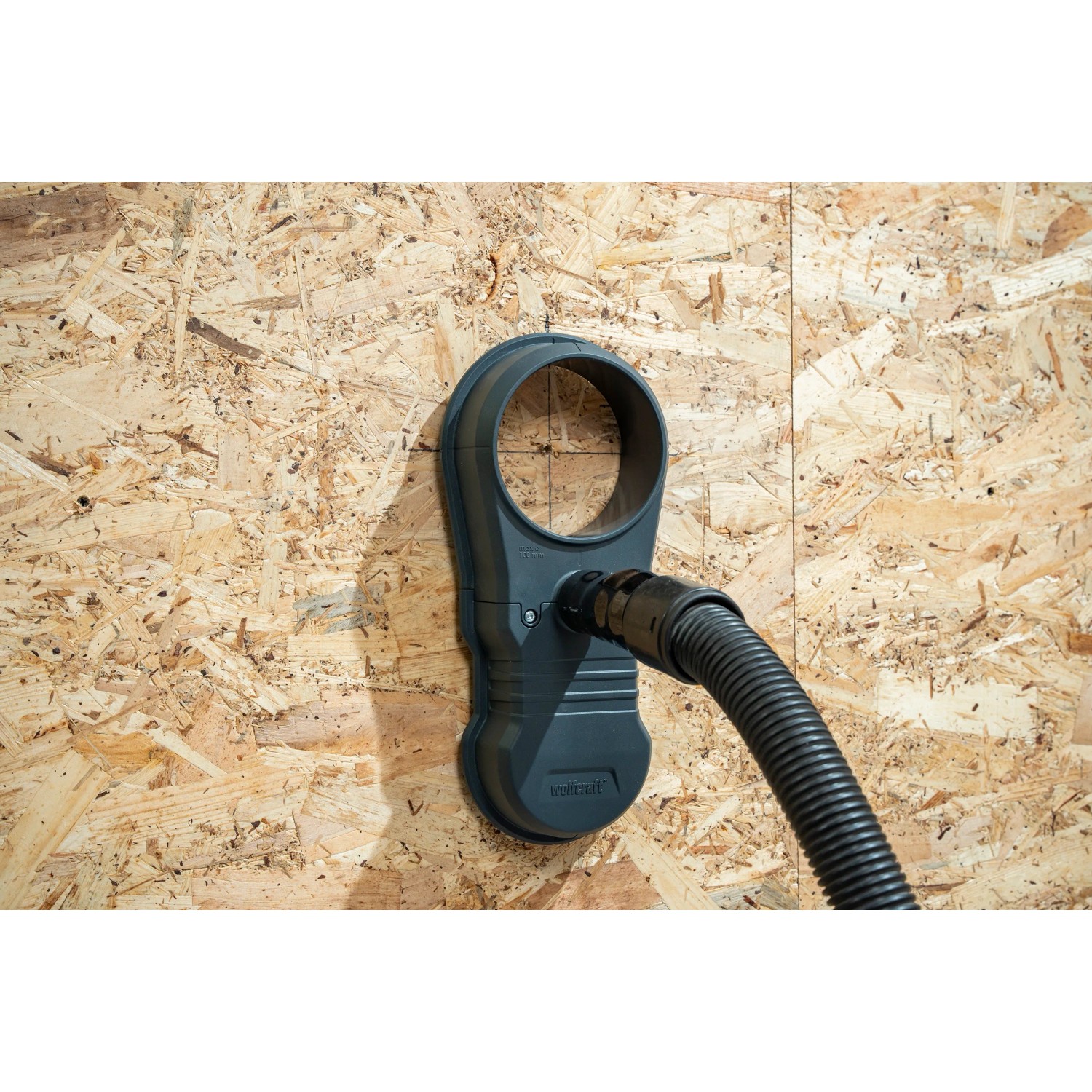 Wolfcraft Absaugsystem HSD 68/100 an Wand mit Staubsaugerschlauch. Staubabsaugung für Bohrarbeiten.