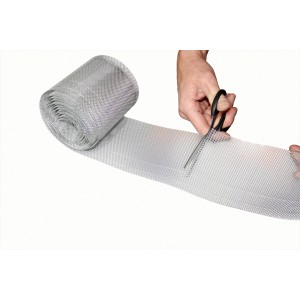 Sarei Multischutzgitter 120mm, silbernes Lüftungsprofil wird mit einer Schere zugeschnitten.