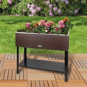 Braunes Wilk Kräuterbeet in Rattan-Optik, 95x40x85 cm, mit Ablagefläche und bunten Blumen bepflanzt.