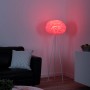LED-Stehleuchte LOLAsmart-Naomi, weiße Stoffblüte auf Stativ, rotes Licht im Wohnzimmer.
