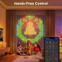 Govee X Netflix Gardinenleuchte H70BC mit Weihnachtsmotiv im Wohnzimmer mit Kindern und Hund.