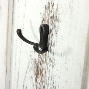 Detailaufnahme eines Kleiderhakens der MCW Wandgarderobe H33 im Shabby-Look.