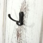 Detailaufnahme eines Kleiderhakens der MCW Wandgarderobe H33 im Shabby-Look.