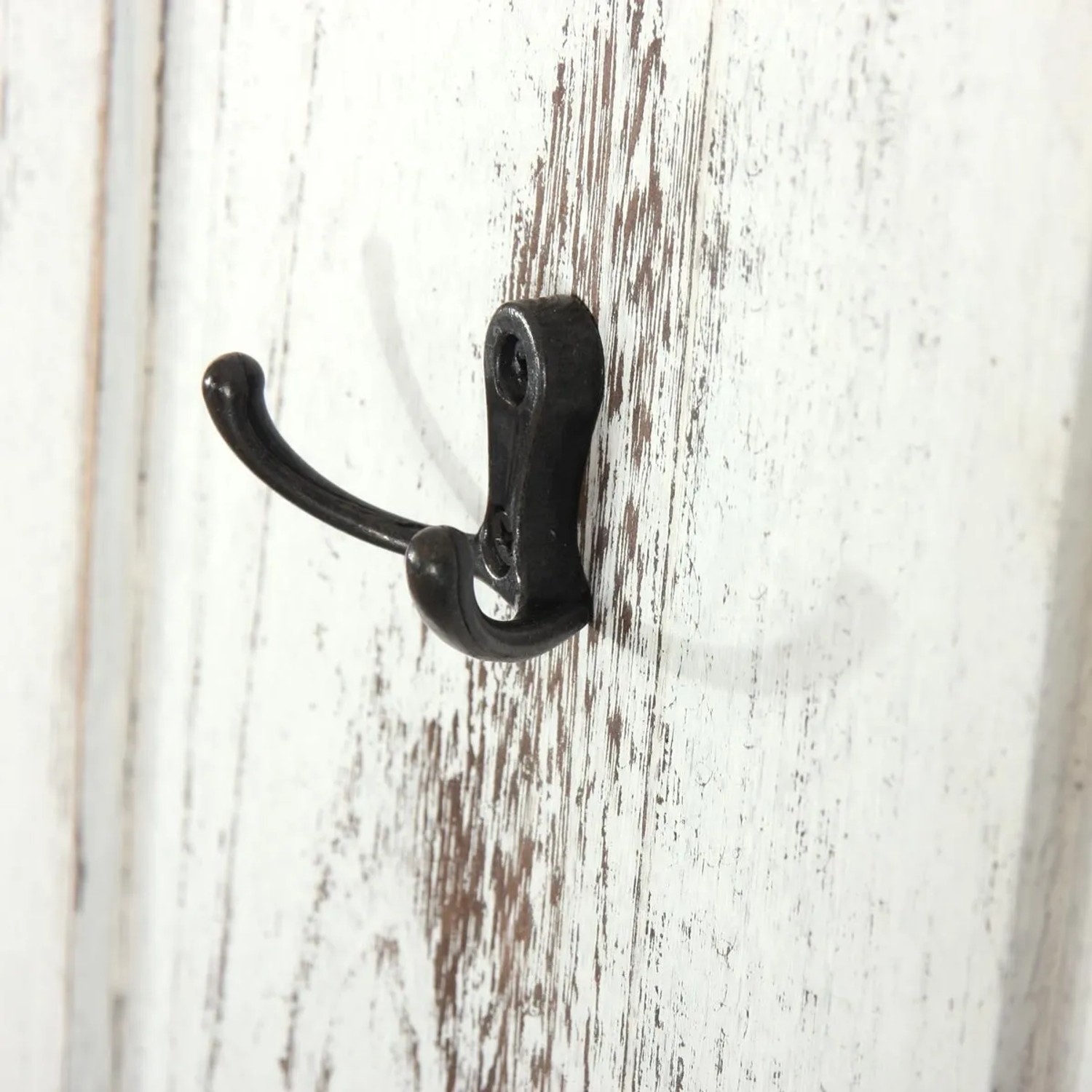 Detailaufnahme eines Kleiderhakens der MCW Wandgarderobe H33 im Shabby-Look.
