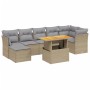 Beige 8-tlg. Garten-Sofagarnitur aus Polyrattan mit Tisch und hellgrauen Kissen.