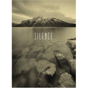 Komar Wandbild Word Lake Sand, 30x40 cm, mit Bergsee-Motiv und dem Wort 'Silence'.