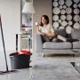 Vileda EasyWring UltraMax Turbo Bodenwischer-Set mit Eimer und Wischmop im Wohnzimmer.