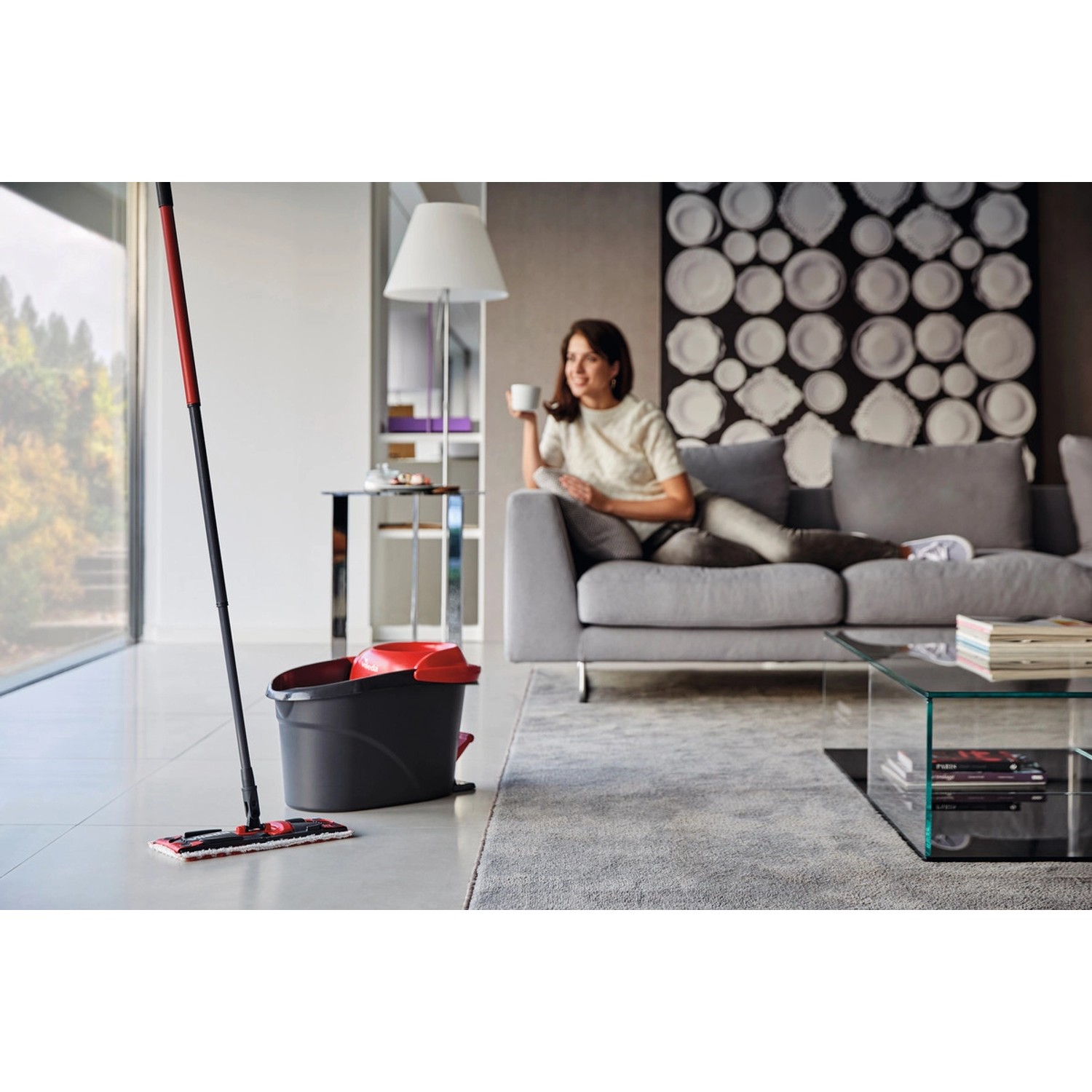 Vileda EasyWring UltraMax Turbo Bodenwischer-Set mit Eimer und Wischmop im Wohnzimmer.