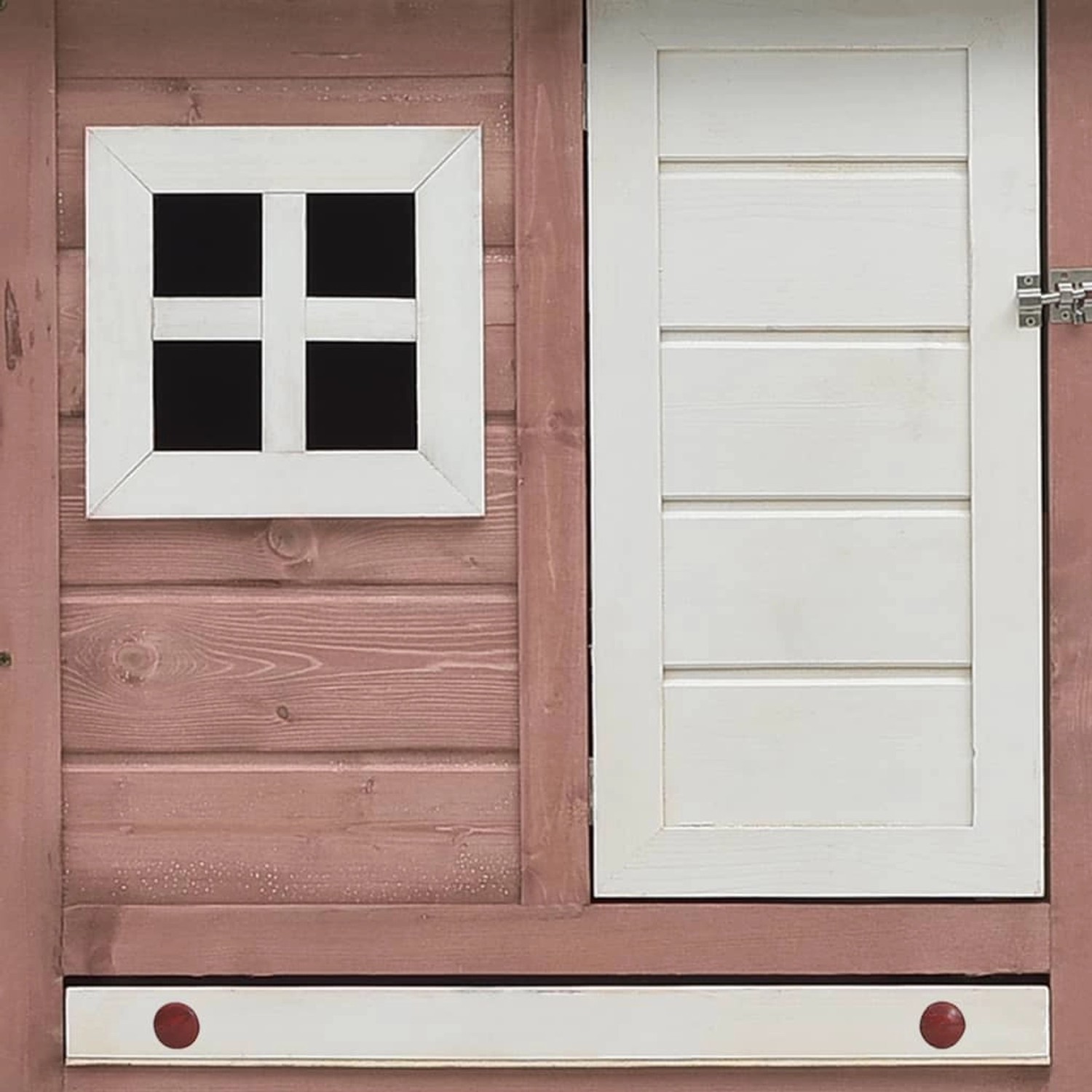 Detailansicht: Mokkafarbener Hühnerkäfig aus Holz mit weißem Fenster und Tür.
