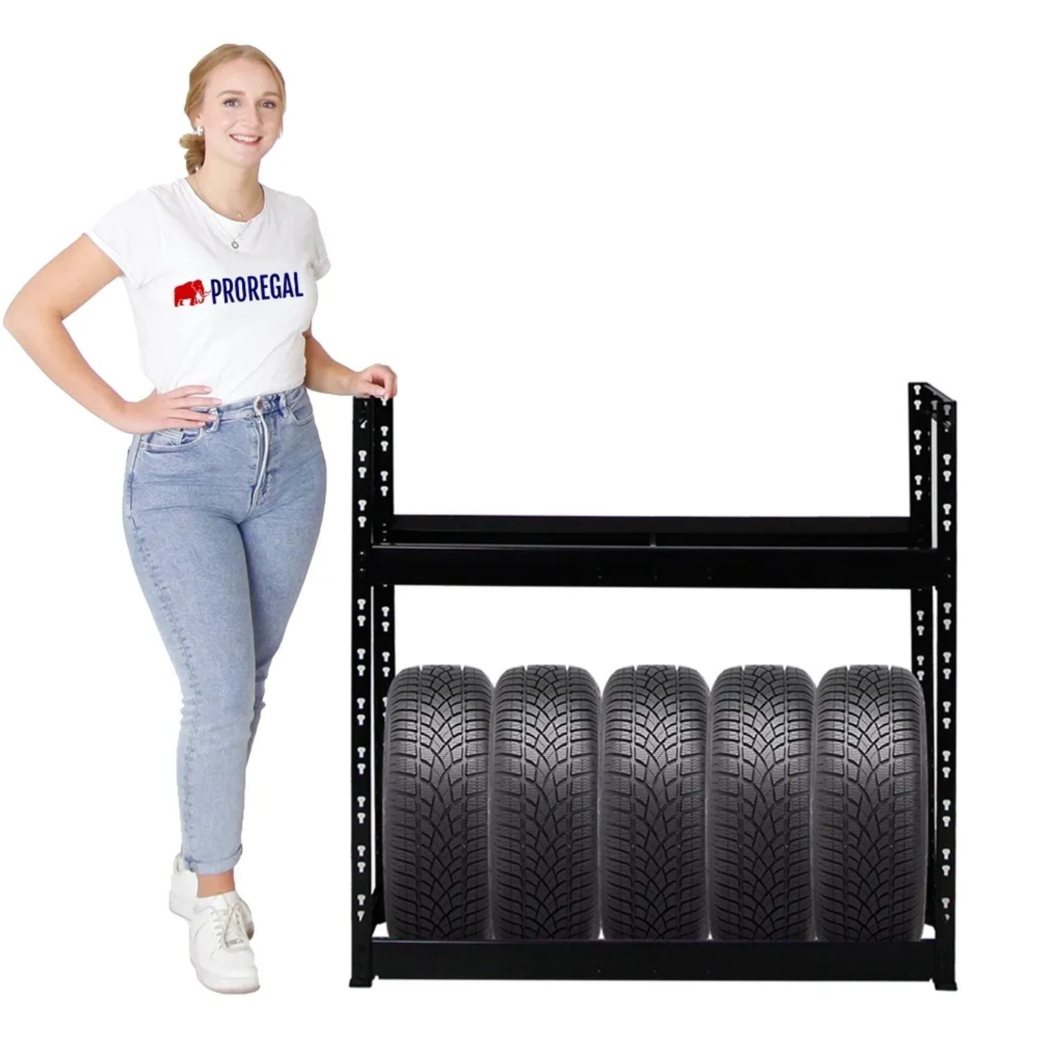 Schwarzes PROREGAL Reifenregal Tiger für 8 Reifen auf 2 Ebenen. Frau steht daneben.