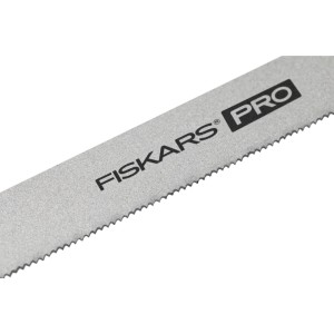 Detailaufnahme: Fiskars Bügelsäge Pro TrueTension Sägeblatt mit Logo.