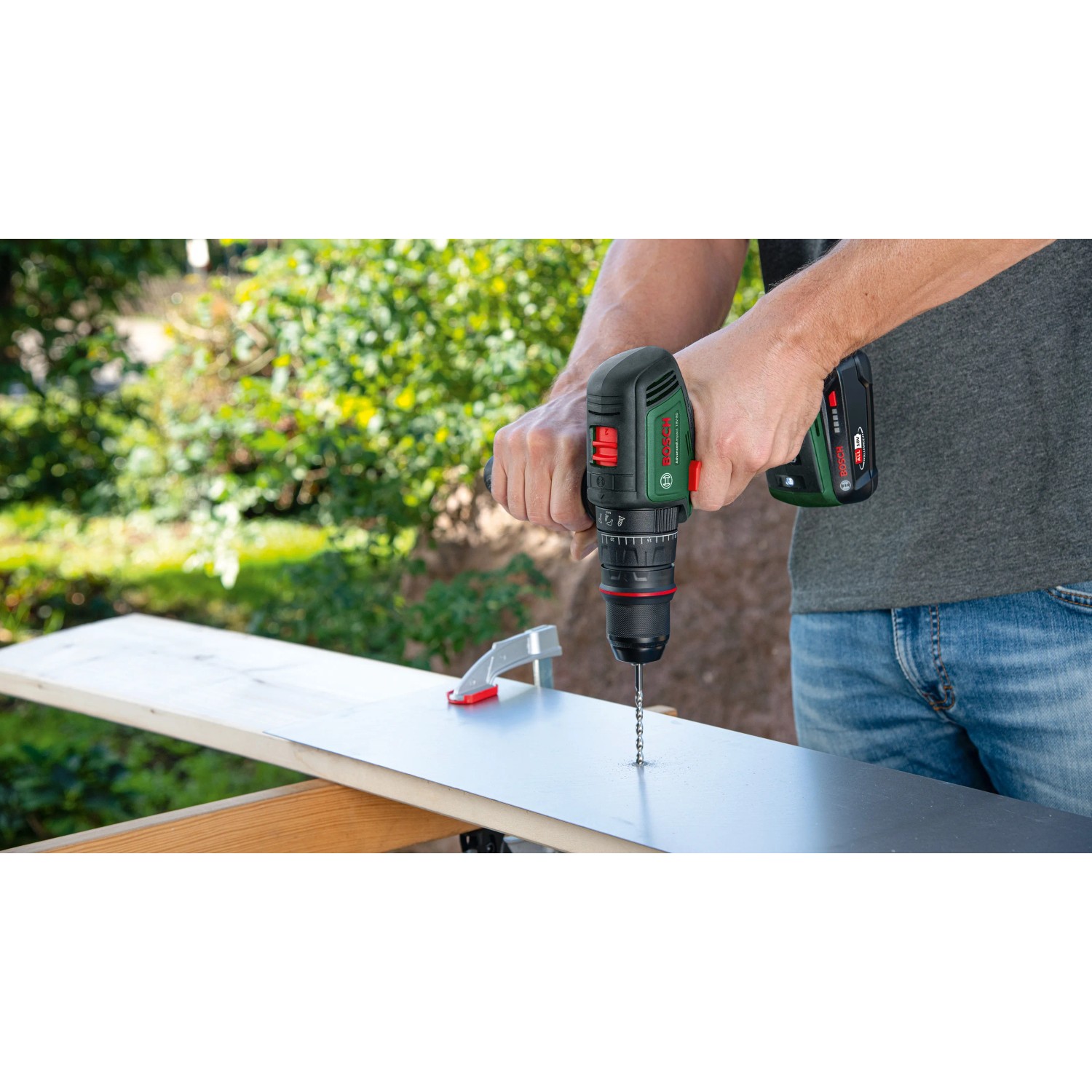 Bosch Advanced Drill 18V-80 Akku-Bohrschrauber beim Bohren in Holz.