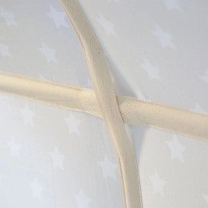 Grauer Homestyle4u Betttunnel für Hochbett: Detail mit Sternenmuster und gekreuzten beige Stangen des Tunnelgerüsts.