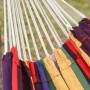 Detailaufnahme: Mehrfarbige Outsunny Hängematte aus Baumwollseil mit bunten Streifen.
