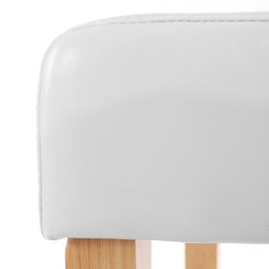 Detailaufnahme: Weißer MCW Esszimmerstuhl Littau mit hellen Holzbeinen.