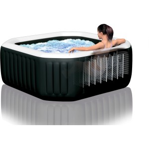 Schwarzer Intex Whirlpool PureSPA Bubble Jet Octagon mit Frau im Wasser.