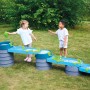 AquaPlay Matschbahn Mudway Stream mit spielenden Kindern im Garten.
