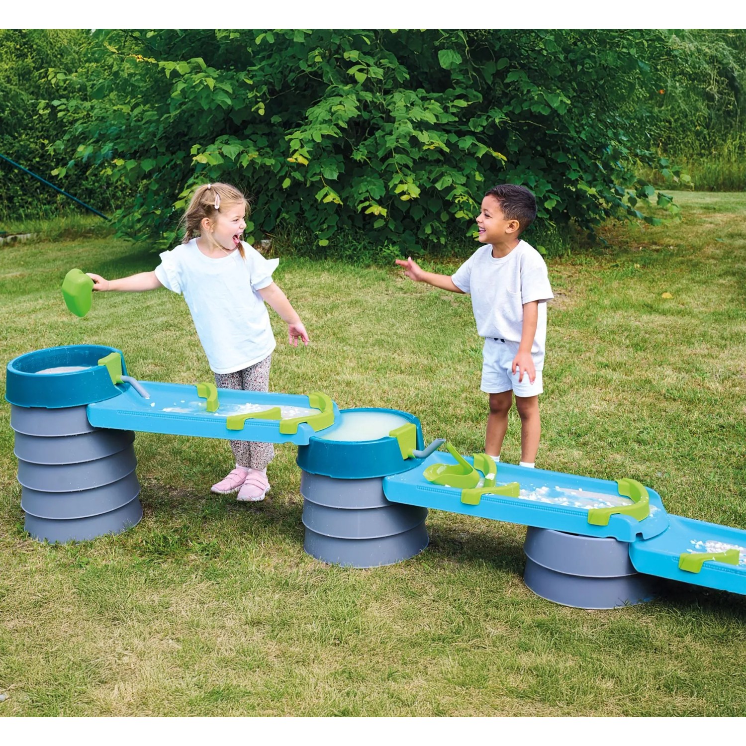 AquaPlay Matschbahn Mudway Stream mit spielenden Kindern im Garten.