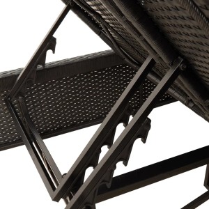 Detailaufnahme: Verstellbare Rückenlehne der schwarzen VidaXL Doppel-Sonnenliege aus Rattan.