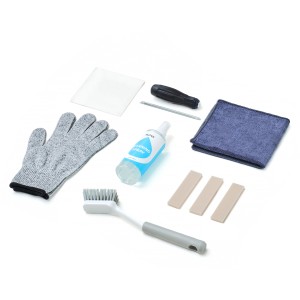 Mova Reinigungs-Kit für Mähroboter mit Bürste, Spray, Tuch, Schraubenzieher, Handschuhe und Pads.