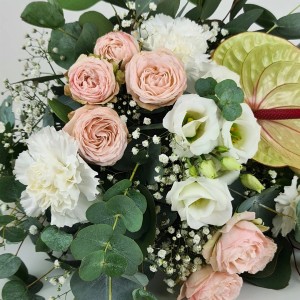 Blumenstrauß Vintage Flavour mit rosa Rosen, weißen Nelken, Eustoma, Anthurie und Eukalyptus.