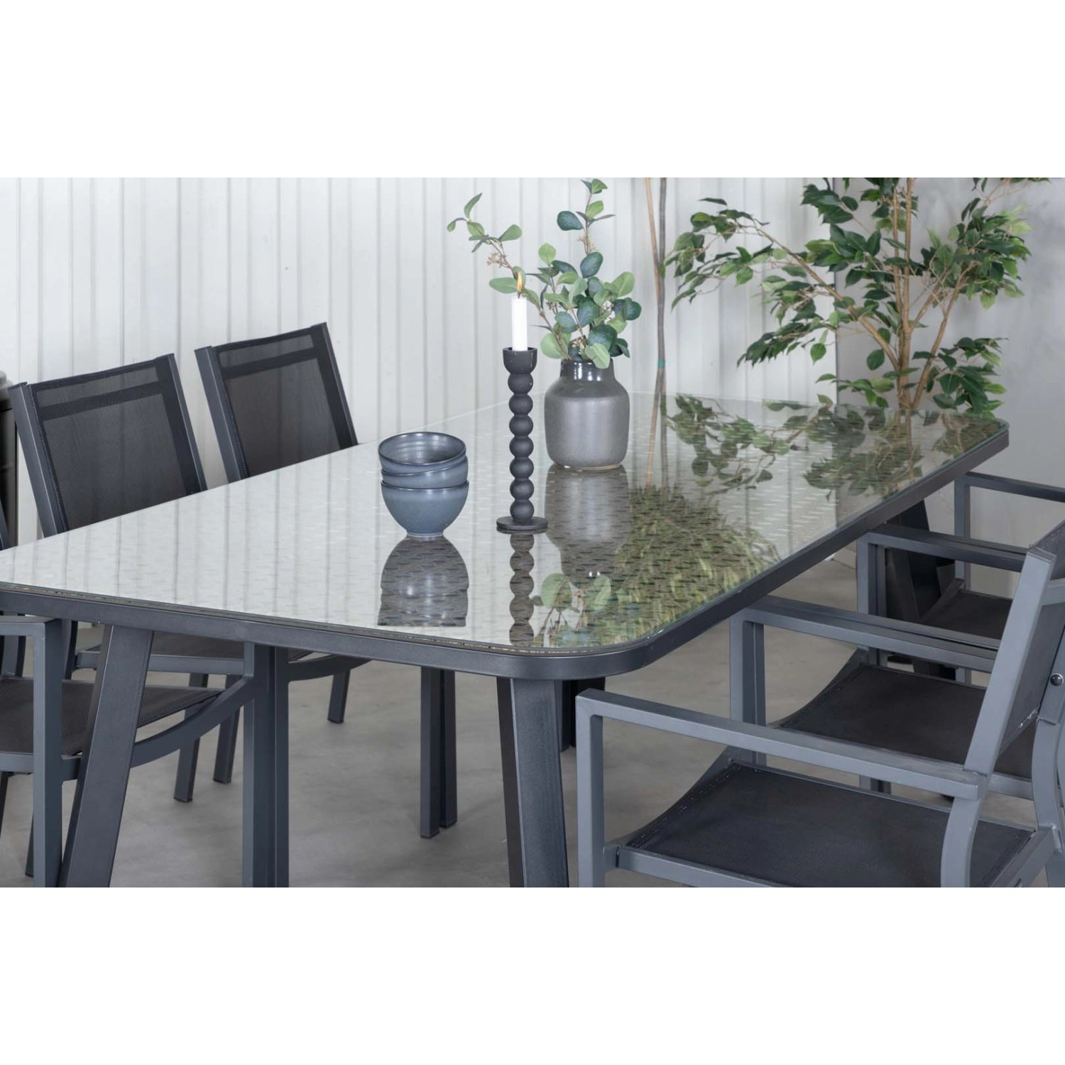 Schwarzes ebuy24 Paola Gartenset mit Tisch und 6 Copacabana Stühlen. Gartenmöbel für stilvolle Outdoor-Bereiche.