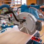 Bosch Professional GCM 305-254 Kapp- und Gehrungssäge beim Sägen von Holz.