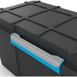 Schwarze Aufbewahrungsbox Scuba L mit Rollen und grau-blauem Griff am Deckel.