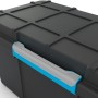 Schwarze Aufbewahrungsbox Scuba L mit Rollen und grau-blauem Griff am Deckel.