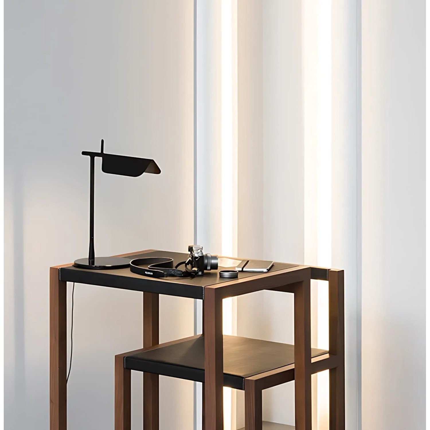 Szene mit indirekter Beleuchtung durch ORAC DECOR Zierleisten, die eine moderne Atmosphäre schaffen.