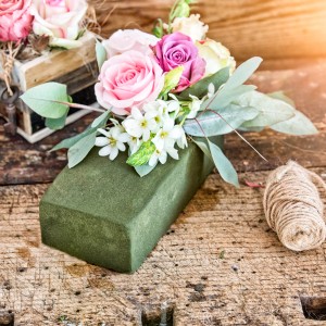 Windhager Steckschaum Nass mit Blumenarrangement auf Holztisch.