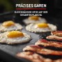 Weber Gasgrill Slate Plancha: Spiegeleier und Speck werden auf der Grillplatte zubereitet.