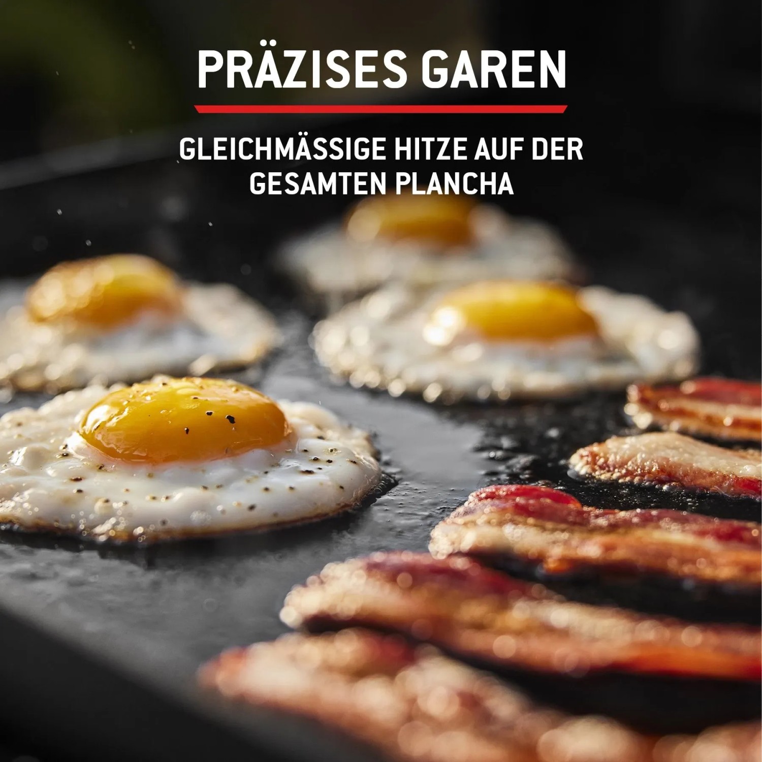 Weber Gasgrill Slate Plancha: Spiegeleier und Speck werden auf der Grillplatte zubereitet.